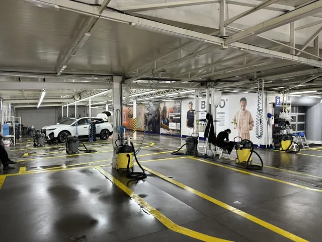 Пости сухого залу з обладнанням для догляду за автомобілями