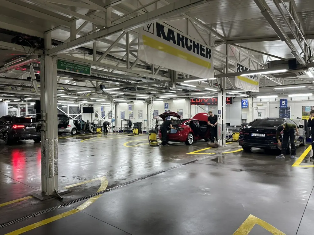 Автомобілі та команда у сухому залі автомийки Супер