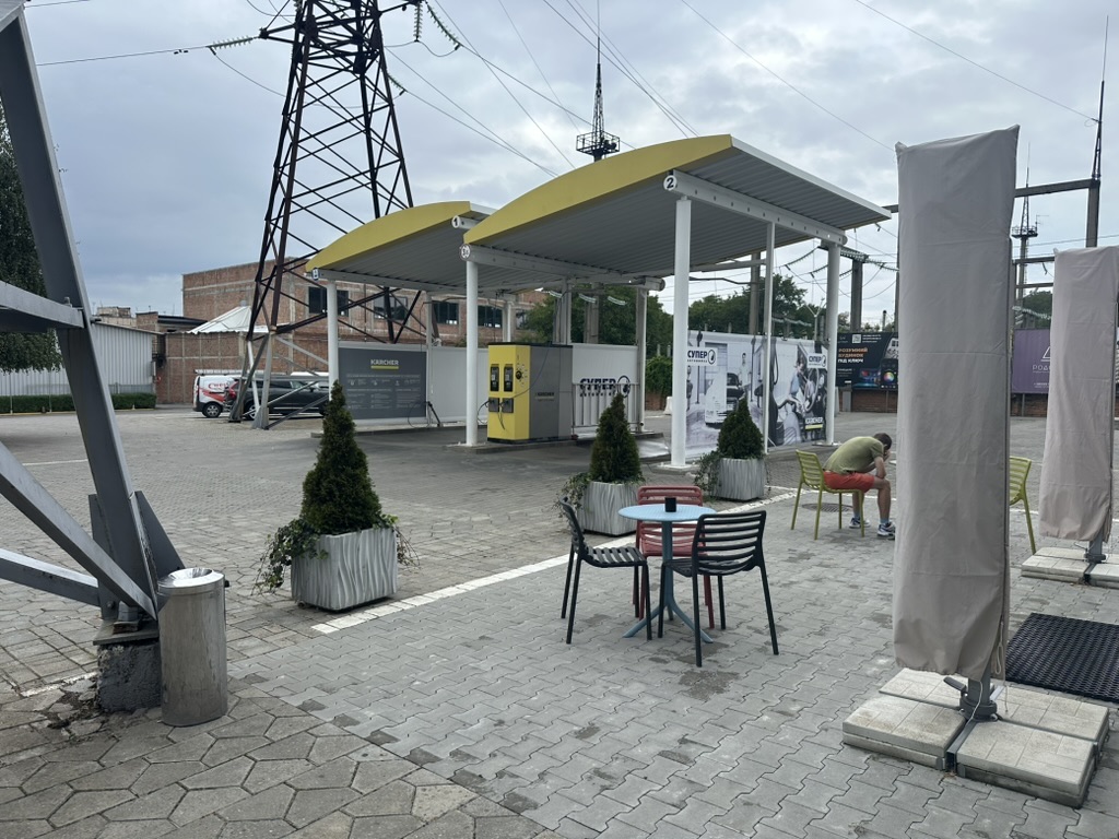 Літній майданчик кафе на території автомийки Супер