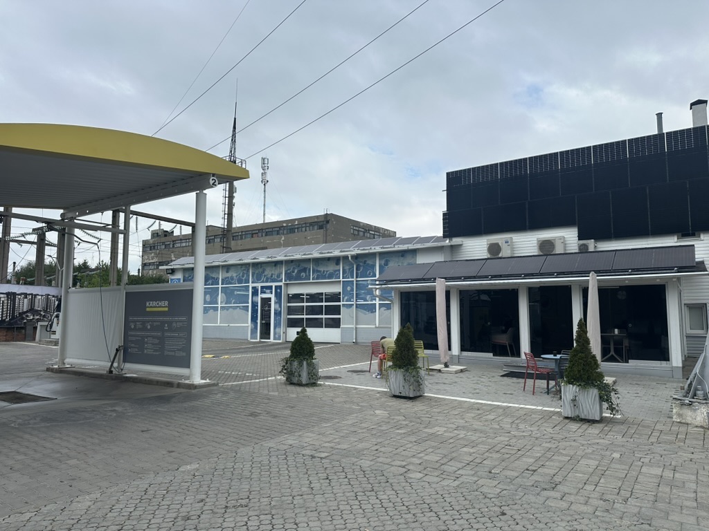 Відкрита зона біля автомийки Супер